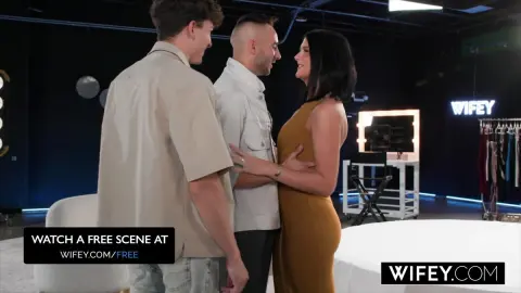 Wifey Hubby Watches as His Horny Wife Sienna Rae Gets Double Penetrated in Front of Him